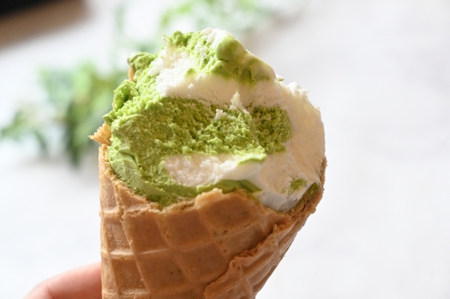 【セブン-イレブン新商品】「セブンプレミアム ワッフルコーン 抹茶ミルク」（354円）／どこか「抹茶ラテ」を思い浮かべる味わいで、抹茶初心者でも食べやすいバランス