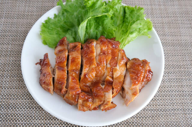 アヲハタ Spoon Free オレンジを使った「かんきつ香る照り焼きチキン」3．器に盛り付けて、リーフレタスを添えて完成！