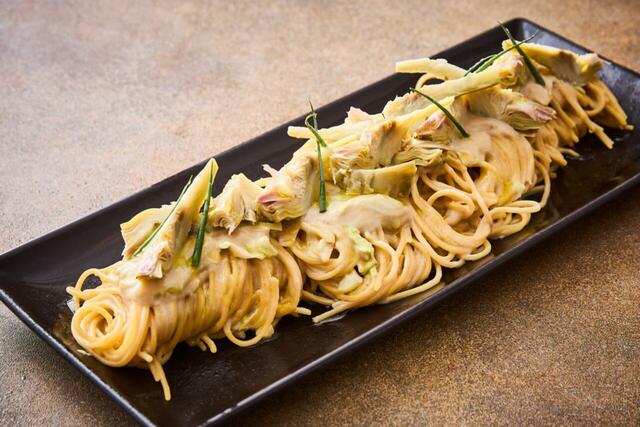 「カルチョフィと冬キャベツのバーニャカウダ スパゲッティーニ」<期間:2025年12月1日~12月31日>【揚げたて天麩羅やローストビーフも食べ放題!和・洋・中の豪華メニューが揃う「イヤーエンド スペシャル ビュッフェ」開催】