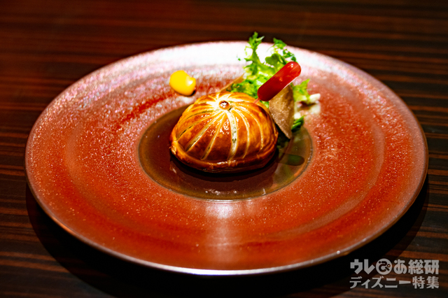 和牛テンダーロインのパイ包み焼き 芳醇なペリグーソースとスポイトに入れたグリオットピュレと共に(別途5,000円)|“ディズニー・クリスマス”ユールタイド 12,000円|東京ディズニーランドホテル「カンナ」