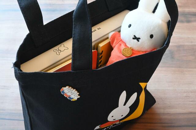 【誕生70周年記念 ミッフィー展／ランチトート ネイビー ￥1,980】今回買ったグッズがぴったり入る大きさでした。思ったよりも大容量！