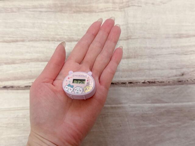 【キャラぱふぇ特大号付録 ちいかわうでどけい】サイズは（約）縦3×横3.5×厚み1.3cm。手のひらに乗るほどコンパクト！