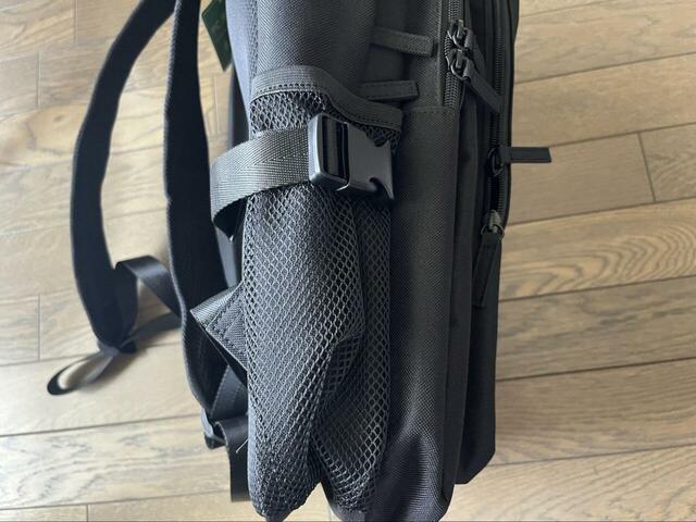 【Honeys　コード付大容量リュック】荷物が少ない日はサイドバックルを締めてスリムにできます◎