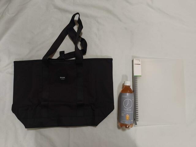 500mlペットボトルやA4サイズ（写真はA4クリアファイル）が丁度入る大きさ