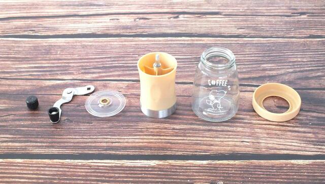 【MonoMater（モノマスター）9月号増刊】「スヌーピーデザインのコーヒーミル」（左から）調整つまみ、ハンドル、フタ、ホッパー（およびメタルリング）、ガラスボトル、滑り止めカバー
