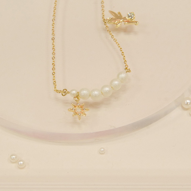 シンプルな服のアクセントになりそうなコットンパールのネックレス。