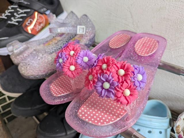 【ニトリ　2段重ねできる伸縮シューズラック】載せるだけなので扉付き下駄箱よりしまいやすく、子どもも自分で片づけやすいのが◎！