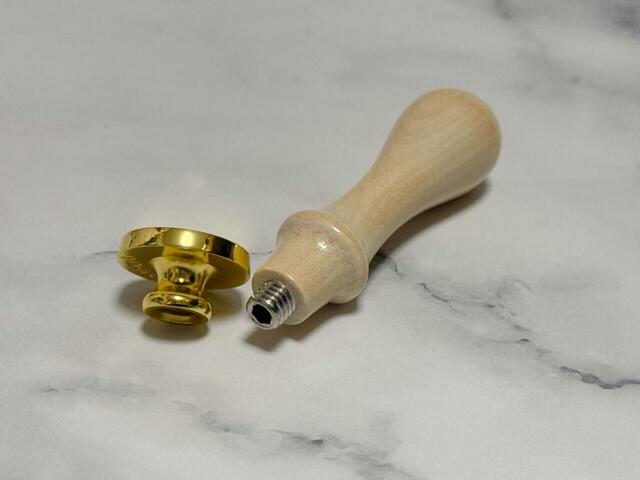 版面を回すと取り外しができます