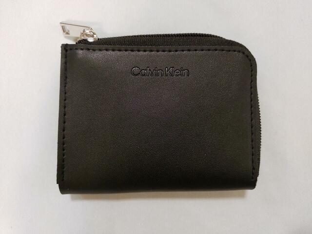 【Calvin Klein(カルバン・クライン)ミニ財布】つるつるした手触りが魅力