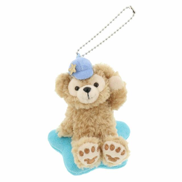 ぬいぐるみバッジ 2,200円｜サイズ：高さ約10cm｜「ダッフィー＆フレンズのサマーナイト・メロディー」スペシャルグッズ｜東京ディズニーリゾート40周年“ドリームゴーラウンド”｜発売日：2023年7月3日（月）｜販売店舗：東京ディズニーシー「マクダックス・デパートメントストア」