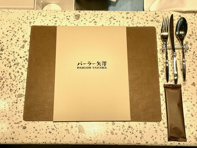 【パーラー矢澤】カトラリーとメニューが各席に置いてあります