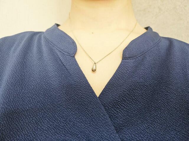 【AMERICAN HOLIC　ジョーゼット半袖タックワンピース】胸元はキーネック仕様でデコルテがきれいに見えるデザイン。アクセサリーも映えます！