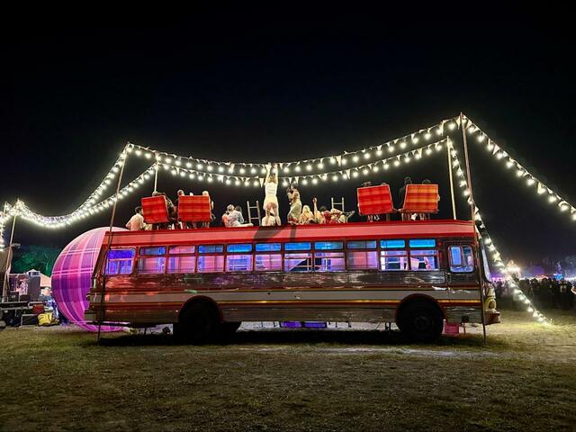 昼も夜もフォトスポットとして人気のキラキラなバス