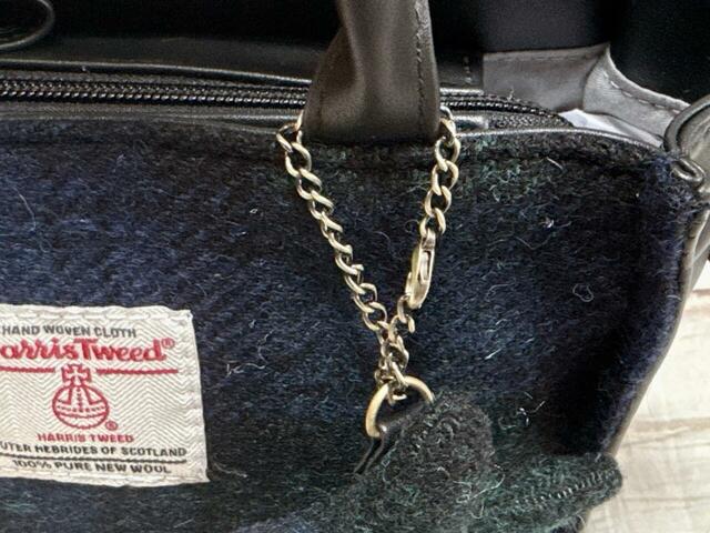 チェーンストラップのカラーはアンティークゴールドで高級感たっぷり！