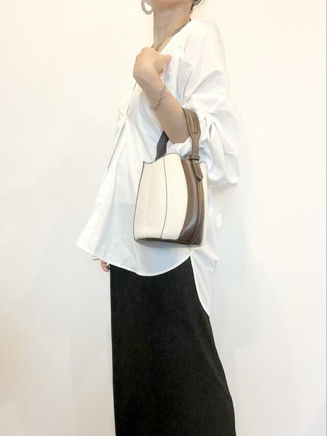 【GLOBAL WORK 多機能プリーツIラインスカート】タンクトップやTシャツにシャツを合わせれば防寒対策もばっちり！