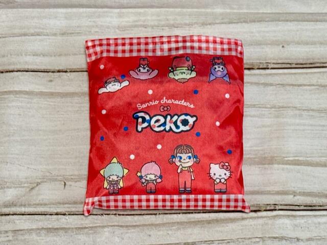 内側のポケットにバッグ本体をたたんで収納できる、ポケッタブル仕様