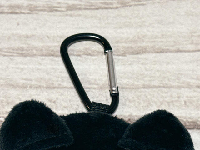 【カルディ　ミニニャップポシェット】上部にはカラビナ付き。バッグなどにつけて持ち歩くことも可能です
