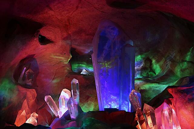 上海DL　アトラクション「Voyage to the Crystal Grotto」クリスタルにトンボのシルエット