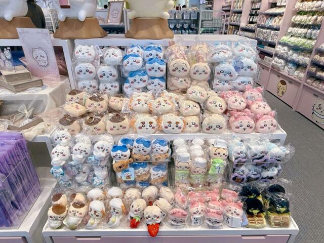 先行発売の「デスクトップから見守るひっかけぬいぐるみ」。魔女も登場しているのに注目です！