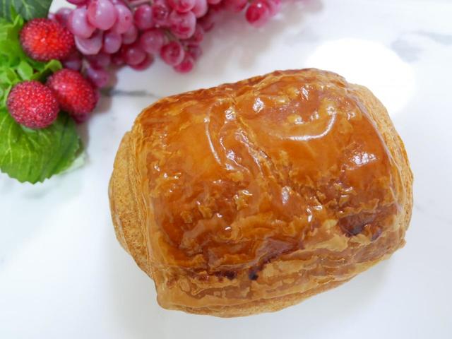 クロワッサン生地の中に、チョコレートが入っている。パン オ ショコラ／292円（税込）