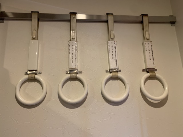 吊り革にはクイズが!