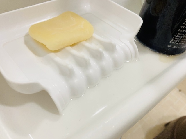 【ニトリ フィルムフックツーウェイディスペンサー】水が掛かって固形石鹸が溶け出すのも悩みの種でした