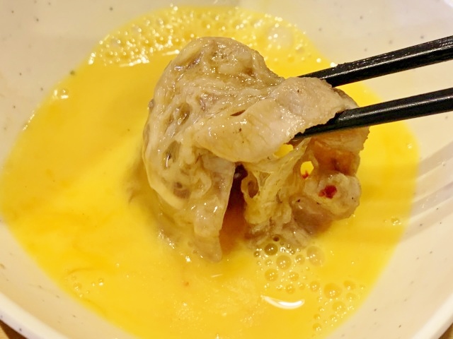 卵にくぐらせるとすき焼きのようなリッチな味わいが～！