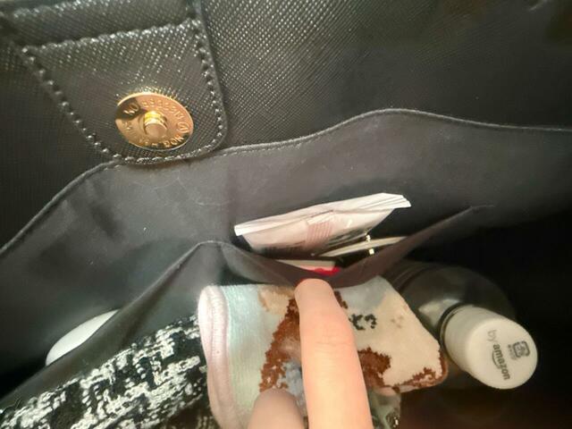 仕切りポケットにはミラーなど細々したものを収納