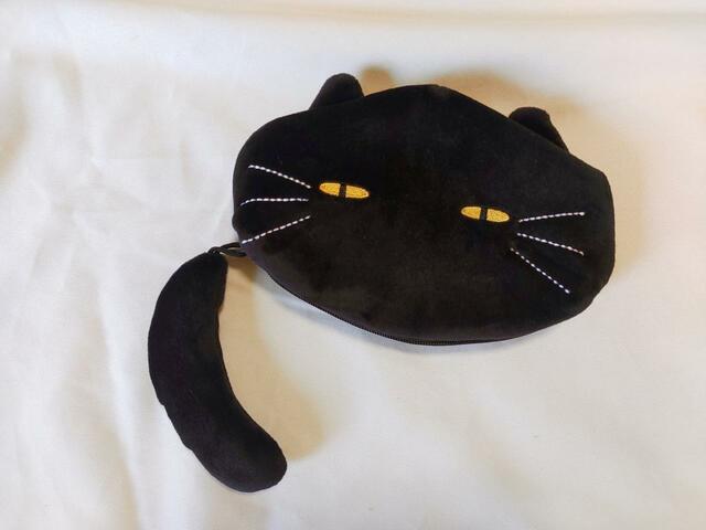 どこかふてぶてしい表情がかわいい【フラットポーチ（デコネコ）商品コード5811782：サイズ幅18x奥行14x高さ2cm：価格799円】