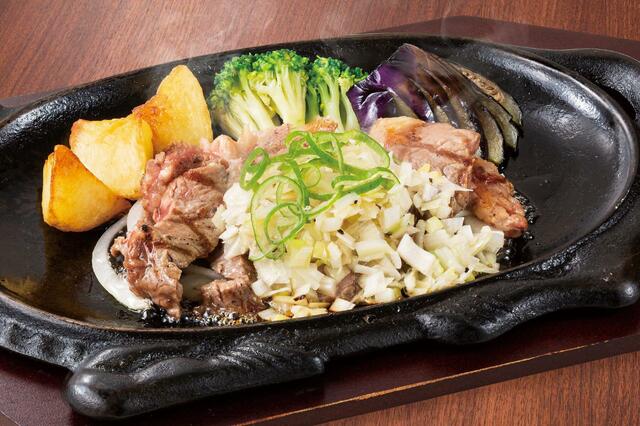 「ねぎ塩カットサーロインステーキ（100g）（サラダバー付）」＜1,980円（税込2,178円）＞【ステーキハウス フォルクスに新たなグランドメニューが登場】