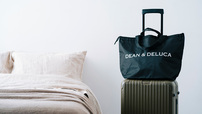 【DEAN＆DELUCAトラベルバッグ】キャリーケースに掛けられるベルト付き！