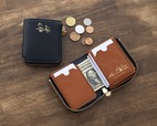 【『SNOOPY YEAR OF THE SNAKE COMPACT WALLET BOOK BLACK』(宝島社)】L字のファスナーを開けると中はブラウンの生地