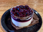 【スターバックス ブルーベリーレアチーズケーキ】ブルーベリーがツヤツヤしていて美味しそうですね