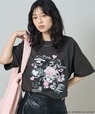 【サンリオ×FREAK'S STORE】サンリオキャラクターズコラージュプリントTシャツ ¥5,995/ブラックとピンクの組み合わせで、甘すぎない雰囲気なのもポイント