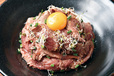 西新宿Bistro HaLVeL Bar　特製 ローストビーフ丼 大盛り 1200円　しっとりやわらかい特製ローストビーフを贅沢に盛り付けた丼は、味もインパクトも抜群。