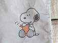 背面右上にはスヌーピーが。クッキーを取り出そうとしていますが、ペロッと舌がでている表情がかわいすぎる〜！