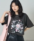 【サンリオ×FREAK'S STORE】サンリオキャラクターズコラージュプリントＴシャツ　¥5,995／ブラックとピンクの組み合わせで、甘すぎない雰囲気なのもポイント