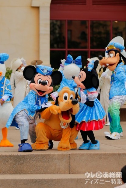TDS15周年開園記念日だけの “特別グリーティング” 大はしゃぎする 