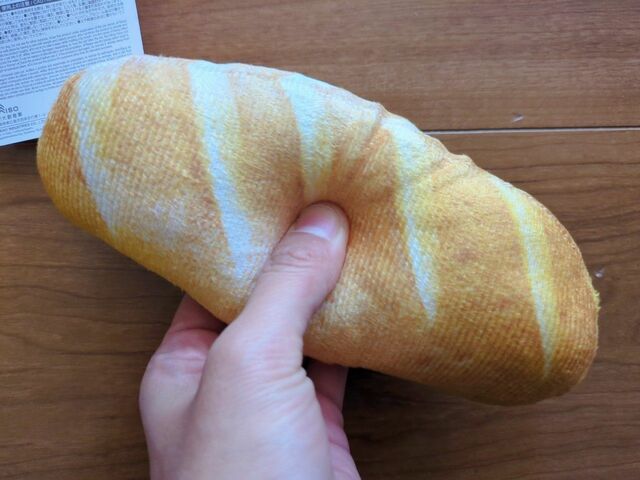 【ダイソー 音が鳴るペットおもちゃ（パン）】中心部に音が鳴る笛入りのふかふかパン