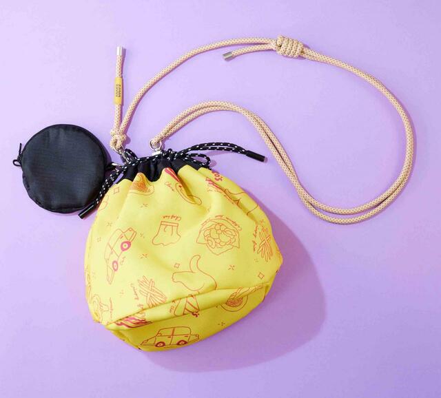 「リバーシブル巾着サコッシュ」【ココス「ココス×北澤平祐コラボ夏の福袋（税込3,500円）」】≪材質【巾着】ポリエステル　サイズ：φ約20㎝×高さ約20㎝、【ロープ】ポリエステル　サイズ：約150cm～85cm、【ミニポーチ】ポリエステル　φ約11cm×厚さ約1.5cm≫