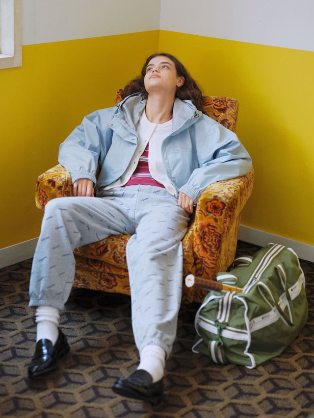 【レスポートサック】レイヤーショートブルゾン（ブルー）￥35,750、ニットカーディガン（ホワイト）￥18,700、ボーダーTシャツ（バーガンディ）￥9,900、スウェットパンツ（アザー）￥18,700、デラックスラージウィークエンダー（スペクテイターオリーブ）￥23,100