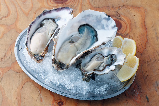 牡蠣食べ放題 かき小屋フィーバー 中崎町店（大阪・中崎町） 『生ガキ』 （378円/1個）の産地は宮城県女川産、北海道仙鳳趾産など入荷によって変動。
