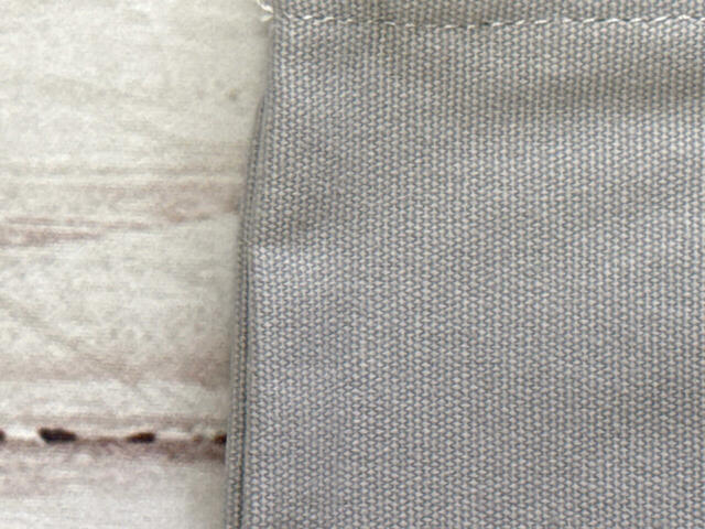 素材は綿。厚手でしっかりとしたコットンキャンバス生地