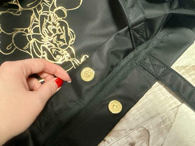 口にはマグネットボタン付き