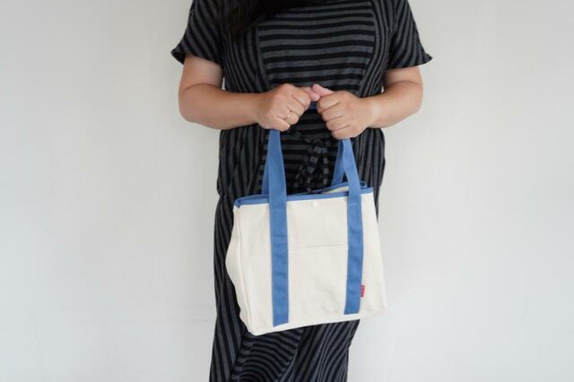 ブルーの持ち手に夏らしさが感じられる