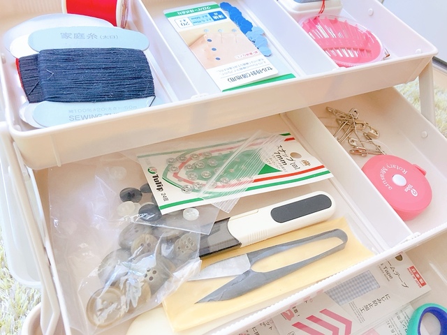 【3COINS ツールボックス】真ん中の段にはメジャーや糸切りばさみ、ボタンなどを収納