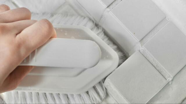 【ニトリ　ゴムの力で汚れを落とすバスブラシ】ヘッド部分が三角形で、浴室の角や細かい部分も洗いやすいです