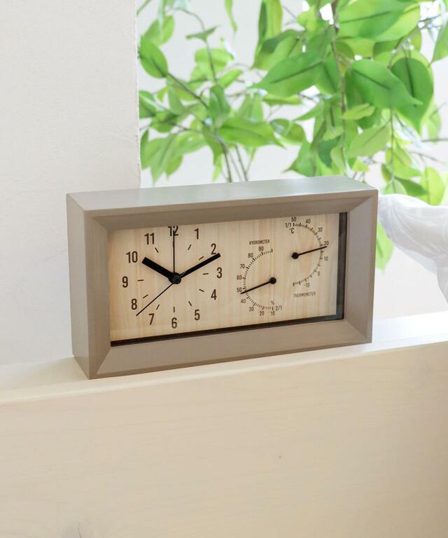 【3COINSのインテリアグッズ売れ筋ランキング 1位】「湿温度計付き置き時計」550円（税込）