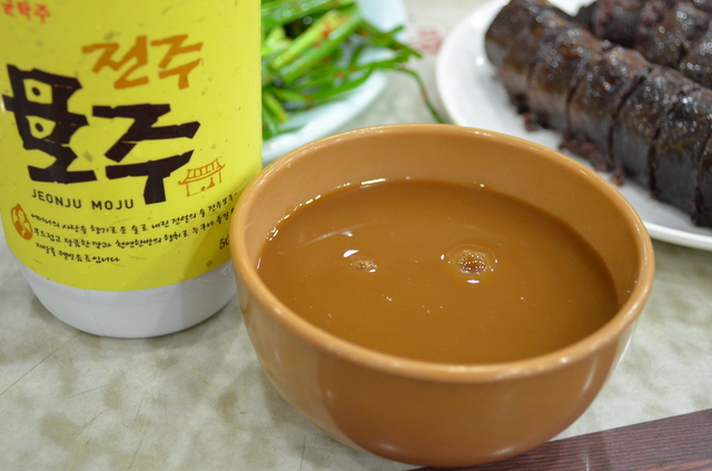 コンナムルクッパの店には、たいてい母酒（モジュ）が置いてある。マッコリに黒砂糖や生姜、桂皮などを加え、煮詰めてアルコールを飛ばしたもの。こちらも二日酔いに効くといわれている