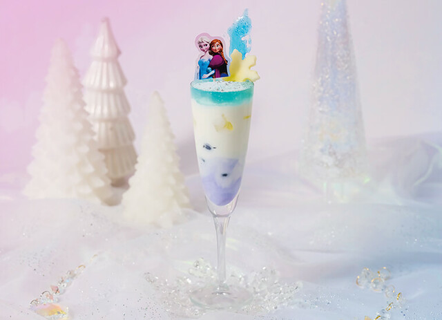 <アナ&エルサ>仲良しパフェ 1,590円|『アナと雪の女王』OH MY CAFE